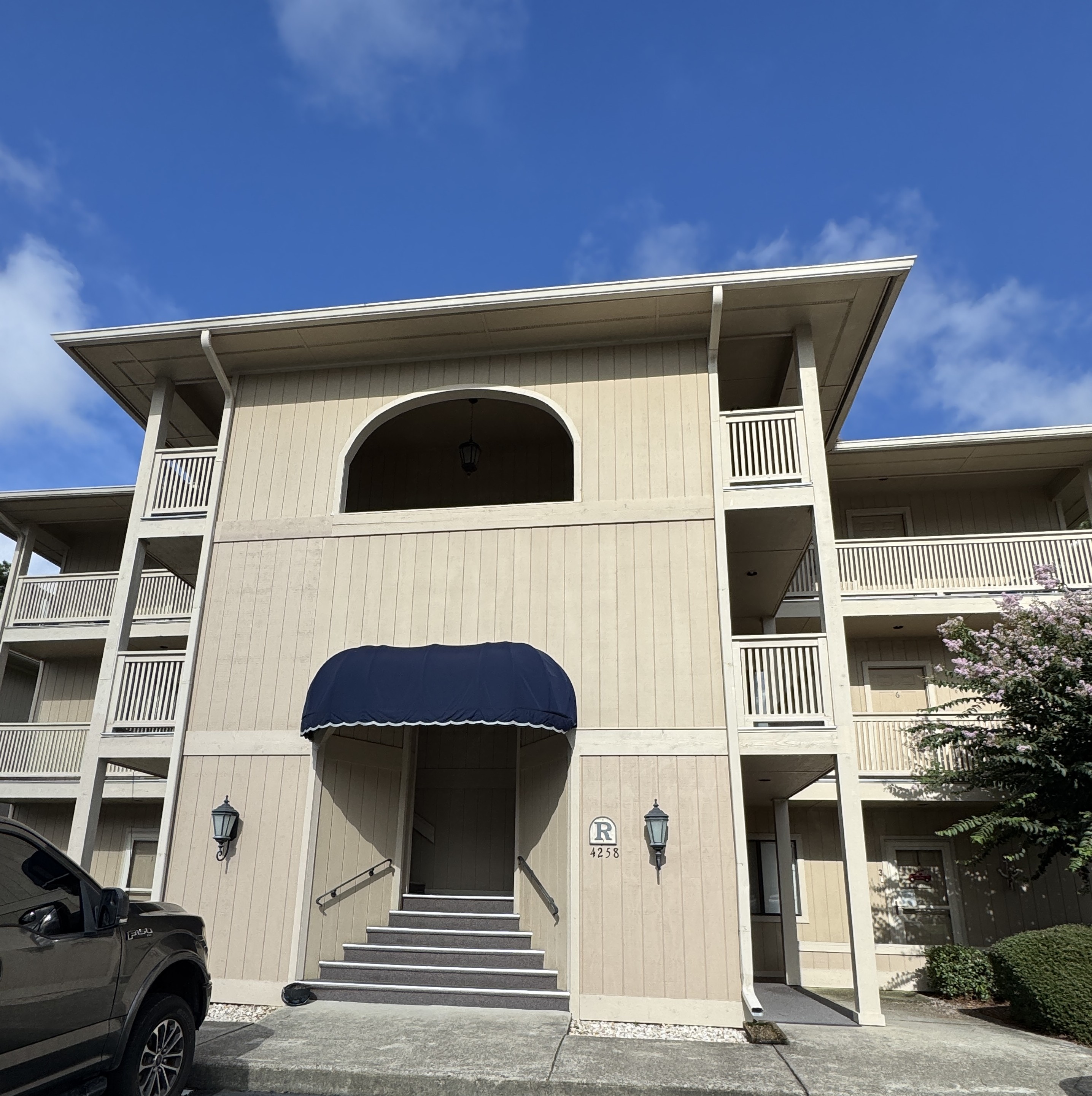 4258 Pinehurst Cr. R6